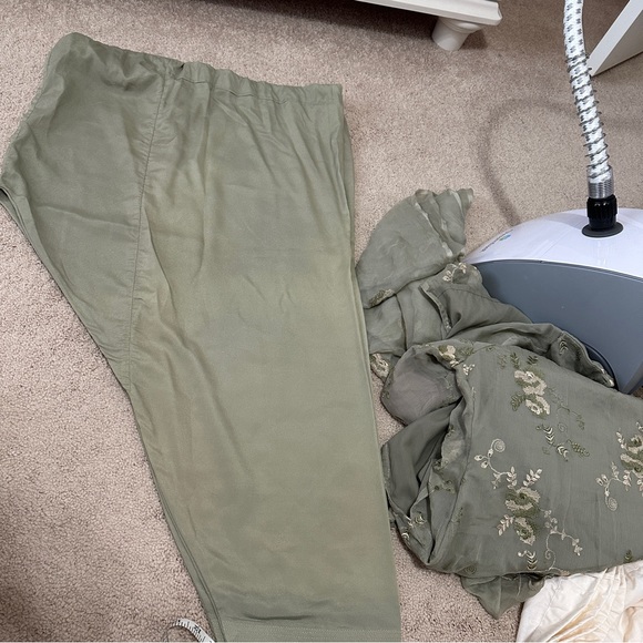 Pakistani 3 pcs embroidered chiffon suit - Picture 3 of 5